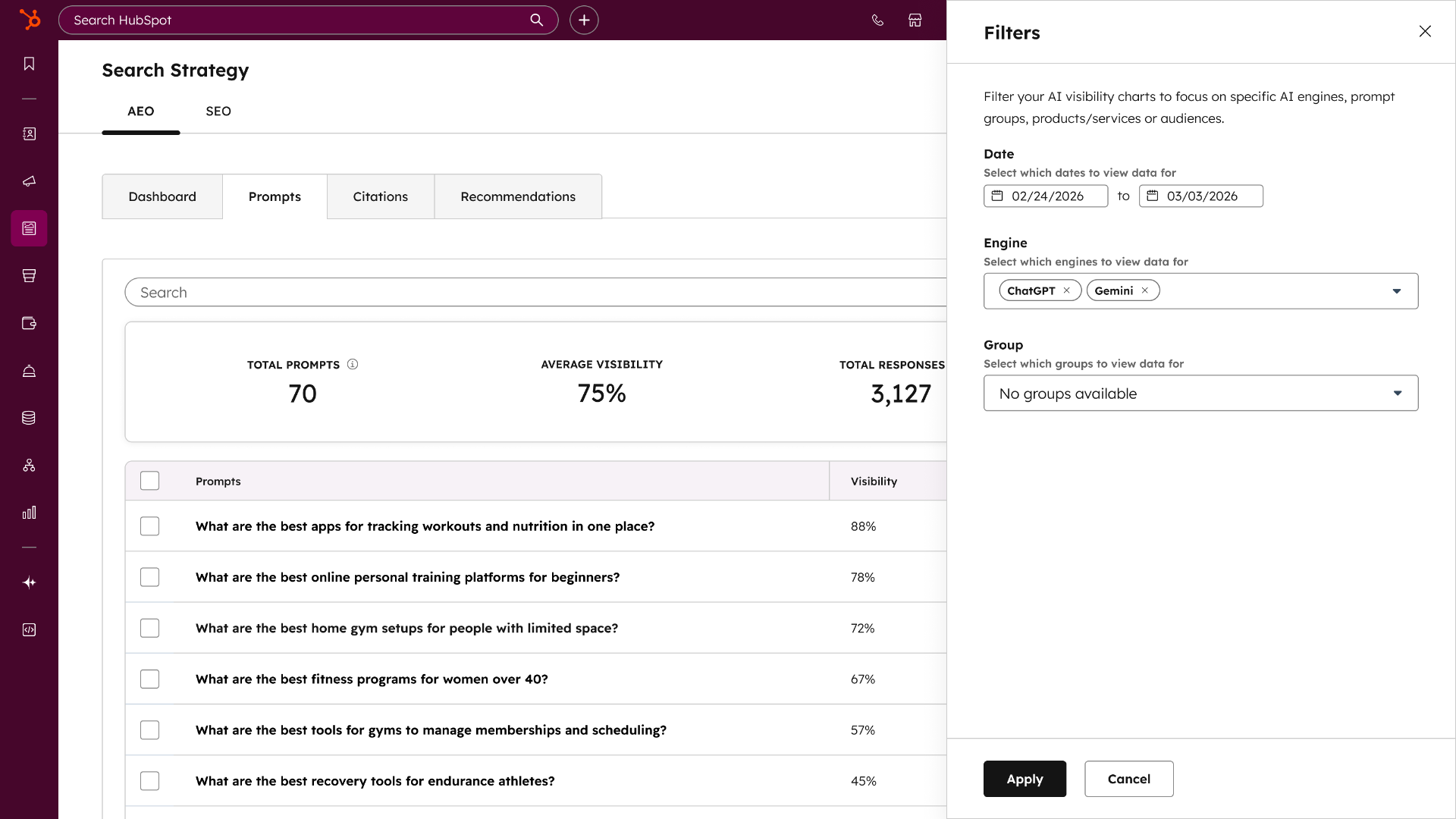Dashboard de Search Strategy en HubSpot mostrando prompts AEO con métricas de visibilidad por motor (ChatGPT, Gemini)